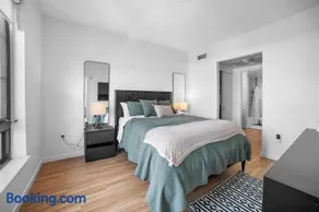 Modern Riverfront Loft Proximity to Downtown - Image 2