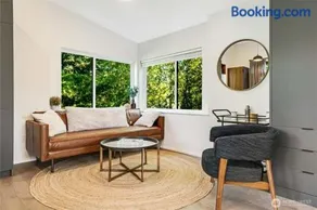 Beautiful studio in the heart of West Seattle - Image 2