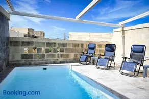 Ġarra Farmhouse with Heated Pool - Image 1