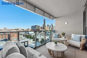 Luxe 3BR Apt with Stunning Views, Parking and Pool - Image 3