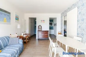 Sea view apartment with private garden - Image 1
