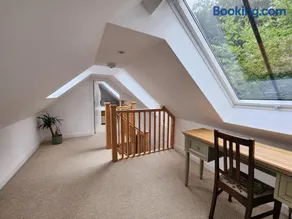 Bright and spacious Dunkeld retreat with balcony and private parking - Image 3