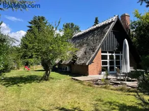 Charming Thatched Cottage Near The Water - Image 1
