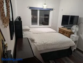 3 Large bedrooms sleeps 5 free WiFi with 5 cozy beds on site parking in Scunthorpe - Image 5