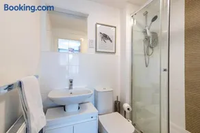 Prime location 3 bed House - Image 4