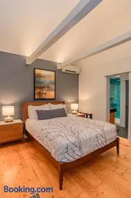 Sungate on Salt Spring - Luxurious Suite with Cedar Hot Tub & View - Image 3