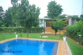 Aravali Farm Gurgaon, 3 Bedroom Villa with Lawn Barbeque Grill and Pool - Image 3