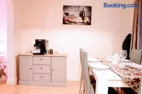 ComfortStay Homes - Modern 3BR Detached House with Ensuite, Stylish Lounge, Free Parking & WiFi Near Town - Image 5