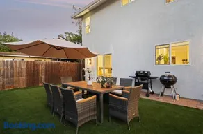 Entire Private House with 3 Bedrooms 2 Bathrooms, with Garage, Gated Yard, King Bed House, Available Now - Image 3