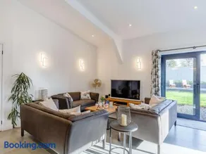 3 Bed in Holsworthy oc-85696 - Image 3