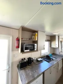 Caravan at Seawick Holiday Park Close to Beach - Image 4