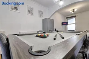 4-Bedroom Family Home with Parking I 5 Minutes from Southend Station - Image 3