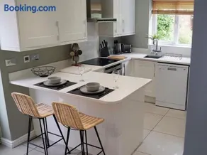 The Pavilion - Stunning, 4 Bedroom House with Free Parking - Image 2