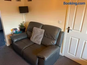 3 Bedroom House Sleeps 5 -Private Garden -Parking - Image 5