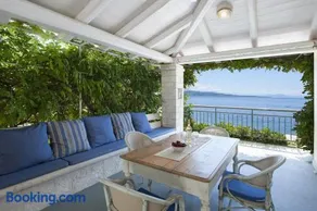 Beachfront Yellow House Upper, Nissaki, Kaminaki Beach - Image 1