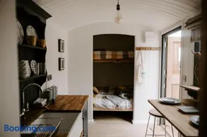 Angela's Rest Shepherds Hut with Scandi Hot Tub - Image 2