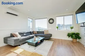 Elegant Home In Victoria,BC - Image 1