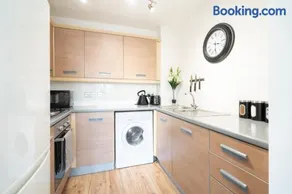 Modern Apartment- Birmingham- Broad Street & Brindley Place- 10 min walk from Bullring, 02 Arena, New Street Station & Grand Central - Image 5