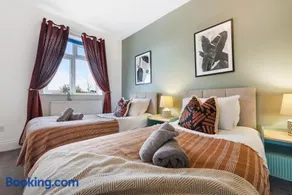 LONG TERM STAY SPECIAL OFFER AVAILABLE! 5-Bedroom Spacious, Stunning Design, Sociable Areas & Cosy House Near South Downs Park, Sleeps 11 with GAMES Room, PRIVATE PARKING and GARDEN - by Blue Puffin Stays - Image 5