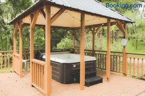 Waterfront Lake Views Villa with Hot tub in Hocking Hills - Image 1