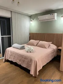 Cobertura Incrível, silenciosa e familiar com sala ampla, cozinha americana, 3 quartos, área gourmet, terraço aberto com churrasqueira e jacuzzi na Praia da Barra da Tijuca - Rio de Janeiro - apto inteiro só pra você - Image 2