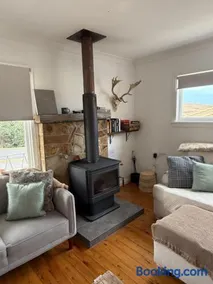 Cosy Cooma Holiday Home in the Snowy Mountains - Image 1