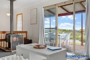 Spacious Beach Retreat 4BR 2BA Coastal Escape in Binningup - Image 2