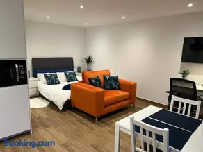 Cosy Detached Annexe With Free Off Street Parking - Image 5