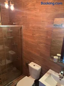 Double bedroom with private bathroom - Image 3