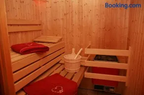 La Tania La Saboia sleep 8 private Sauna lounge dining 2 bathrooms kitchen 2 balconies ski in out - Image 1