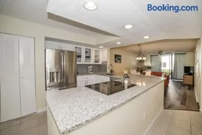 4411 Shorewalk 15 min to Beach and 5 mins to IMG - Image 1