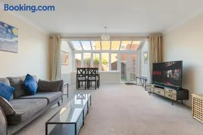4Bed House Redhill Train Station - Image 2