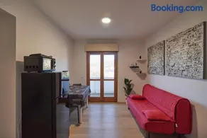Bilocale moderno in zona tranquilla, parcheggio gratuito con caffè e altri servizi inclusi Non è una camera , ma un appartamento con cucina - Image 2