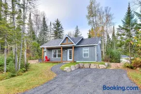 Chalet La Chouette with Private Spa Access to Ouareau Forest - Image 1