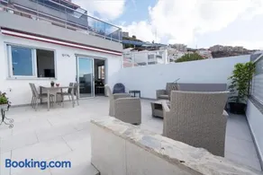 Luxurious apartment with large terrace and sea views - Image 4