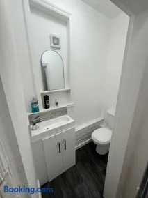 Stylish one bedroom flat in a great location - Image 3