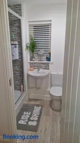 The Lancers, Cheriton, Kent - Modern Double Room with En-Suite, Parking & Fast WiFi - Close to Channel Tunnel - Image 5