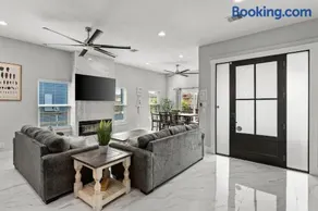 Stunning 4BR Home Near the Bay! - Image 4