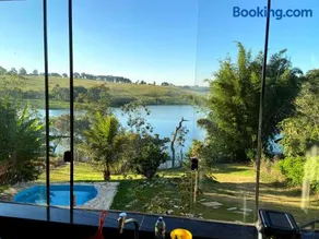 Casinha Branca De Varanda com piscina e fundo pra represa funil em Ijaci - Image 4