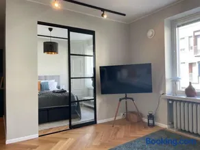 Luxury 2BDR Apartment in Center with Free Parking - Image 3