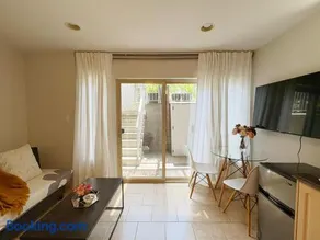 1BR Garden Suite with Parking and Private Entrance - Image 1