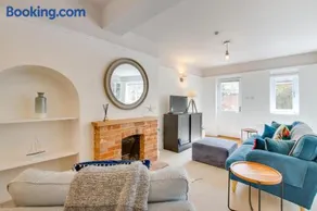 Flat 1 Eversley Cottage - Image 2