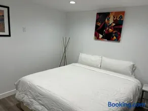 Brand new private one bed one bath home with private parking for 2 - Image 2