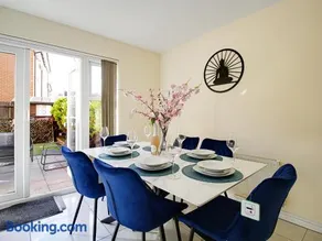 4BRD Luxury House RG2 - Free Parking - Image 4