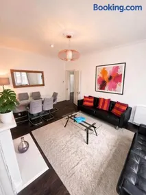 Devon Lodge - Large 3 bed Apartment Sleeps 8 Beach opposite - Image 5