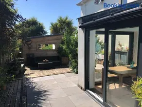 5 Bed House - Sleeps 15 - Pets - Garden - Parking - Image 2