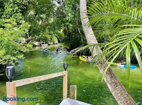 Main River Retreat hot tub, canoe with trolling motor - Image 4
