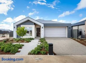 Stylish 3BR Near GV Health, Golf & Sports Precinct - Image 1