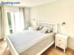 Merveilleux appartement avec jardin, terrasse et piscine | Vue jardin | Adapté au travail à distance - Image 5