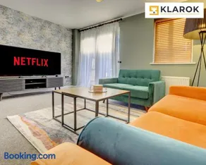LARGE 4 Bedroom Semi-Detached House Sleeps 7 By Klarok Short Lets & Serviced Accommodation - Image 2